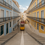 Vue panoramique du quartier Chiado à Lisbonne avec rues et tramways