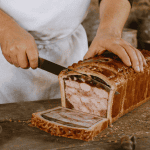 paté en croute origine artisanal sur table rustique