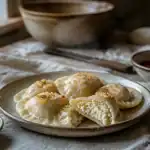 Spécialité polonaise : pierogi ruskie au twaróg crémeux et oignons dorés