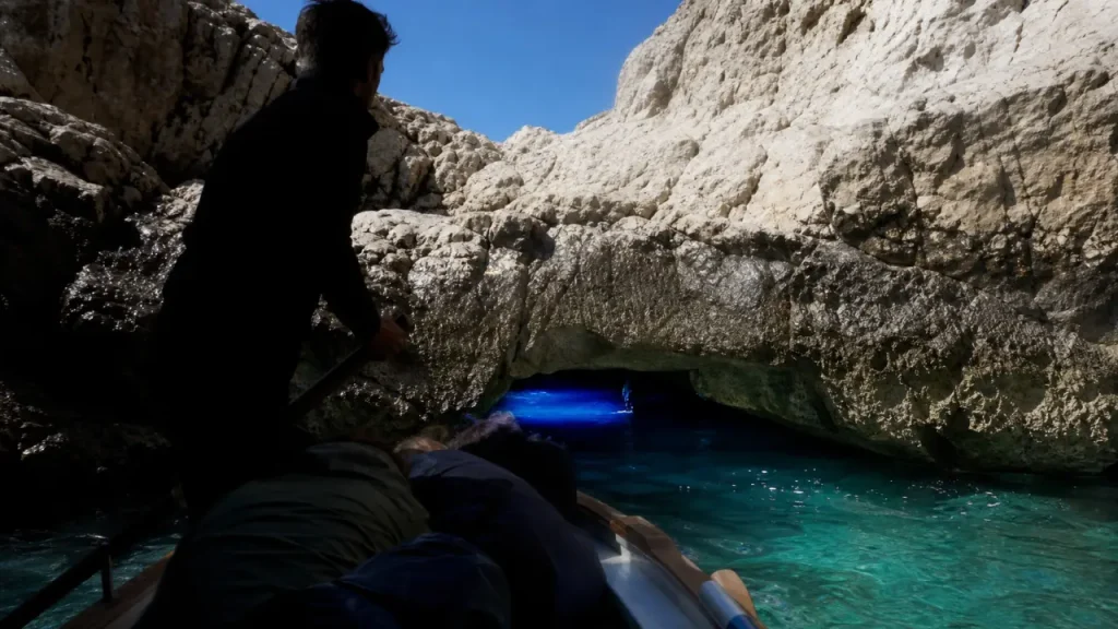 Grotta Azzurra à Capri : 60 m de bleu, entrée basse et attente à prévoir