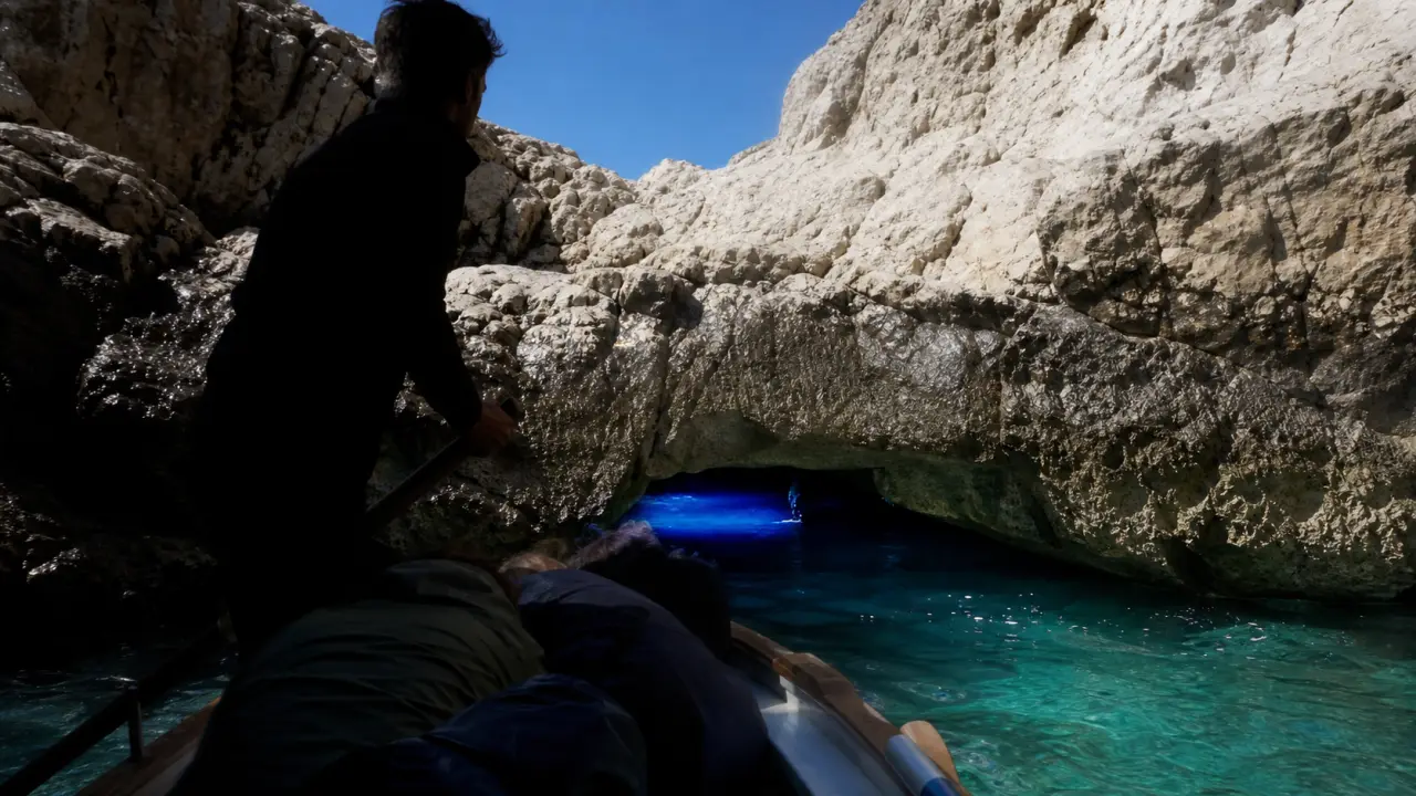 Capri Italy Grotta Azzurra, entrée basse, eau turquoise bleue