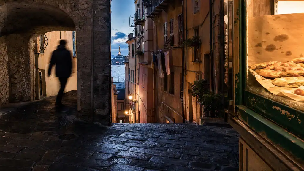 Gêne ville : ruelles caruggi en pente, focaccia et façades en pierre de Ligurie