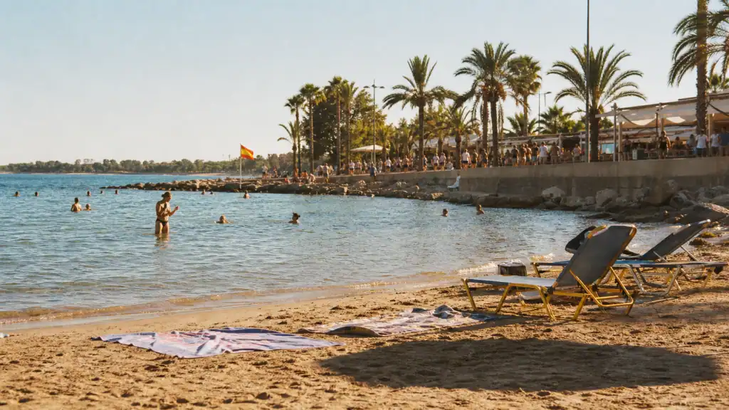 Platja de Magaluf : sable et mer calme avec transats