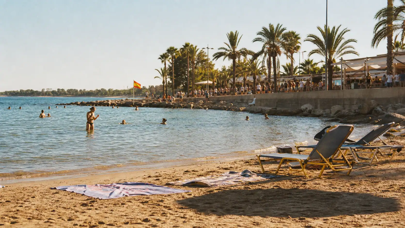 Platja de Magaluf : sable et mer calme avec transats