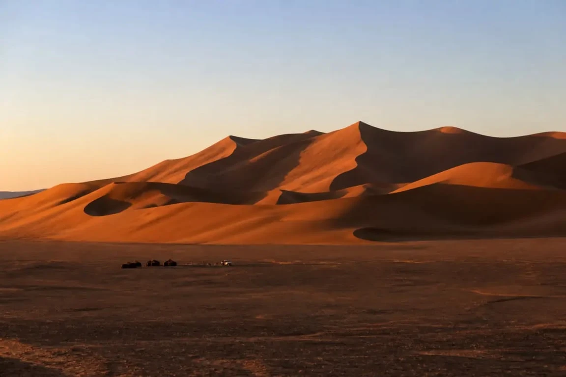 Chegaga dunes au Sahara marocain, paysage de grandes dunes au coucher du soleil